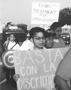 Bailey, candidata del PST para gobernadora de California en 2002, en protesta en Los Angeles por amnistía y contra deportaciones.