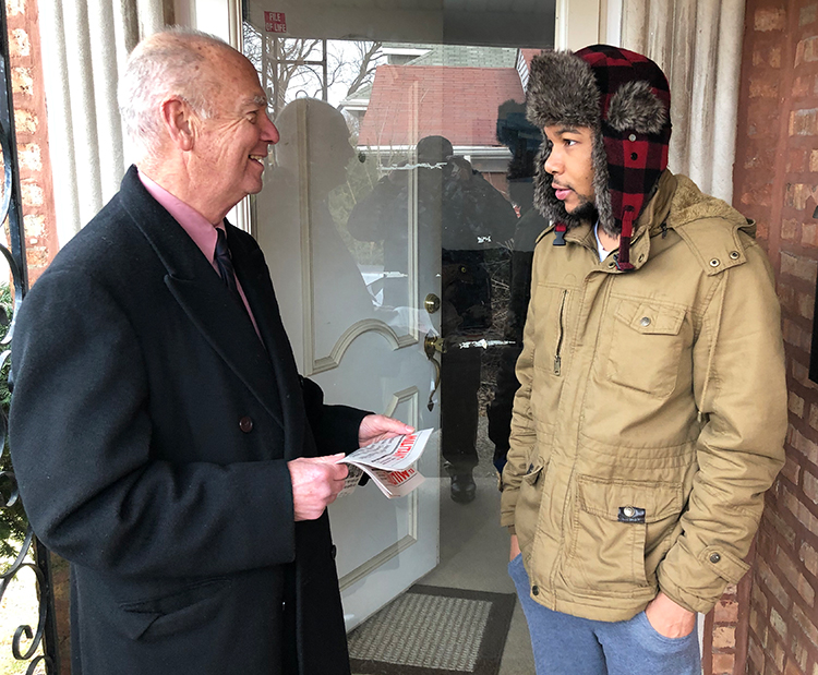 Dan Fein, SWP candidate for mayor of Chicago, talks with bottled-water delivery driver Chris Hartzol Jan. 6. Fein is one of over a dozen SWP candidates in 10 states. “The companies these days are pushing us to work faster, but don’t increase our pay,” Hartzol said. “The way that I see it, it’s corporate America.” Fein replied, “It’s the dictatorship of capital.”