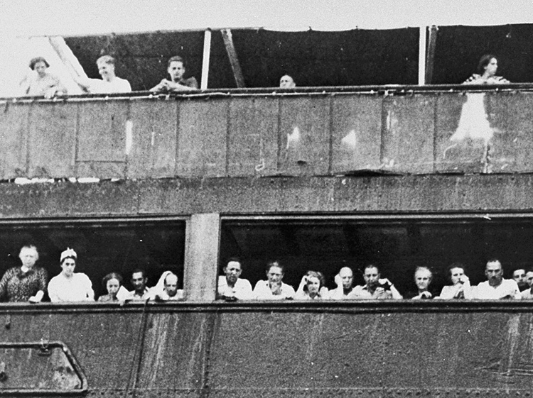Fleeing Nazi terror, over 900 Jewish refugees on ship St. Louis in 1939. Imperialist “democratic” governments in Washington and Ottawa refused asylum, forcing refugees back to Europe.