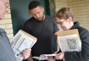 Alyson Kennedy, Socialist Workers Party candidate for Dallas mayor, shows auto worker Jason Denton new book In Defense of US Working Class, Jan. 25, while campaigning door to door.