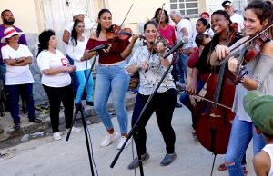 Presentación de cuarteto de cuerdas, uno de muchos grupos musicales, artistas, payasos y magos que han acudido a brindar solidaridad al pueblo trabajador del barrio afectado por el tornado.