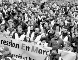Protesta de los chalecos amarillos en París el 26 de enero, una de muchas por todo el país contra el gobierno del presidente Emmanuel Macron. Patrones en Davos expresaron temor de que este tipo de acciones por trabajadores sean anticipo de futura inestabilidad.