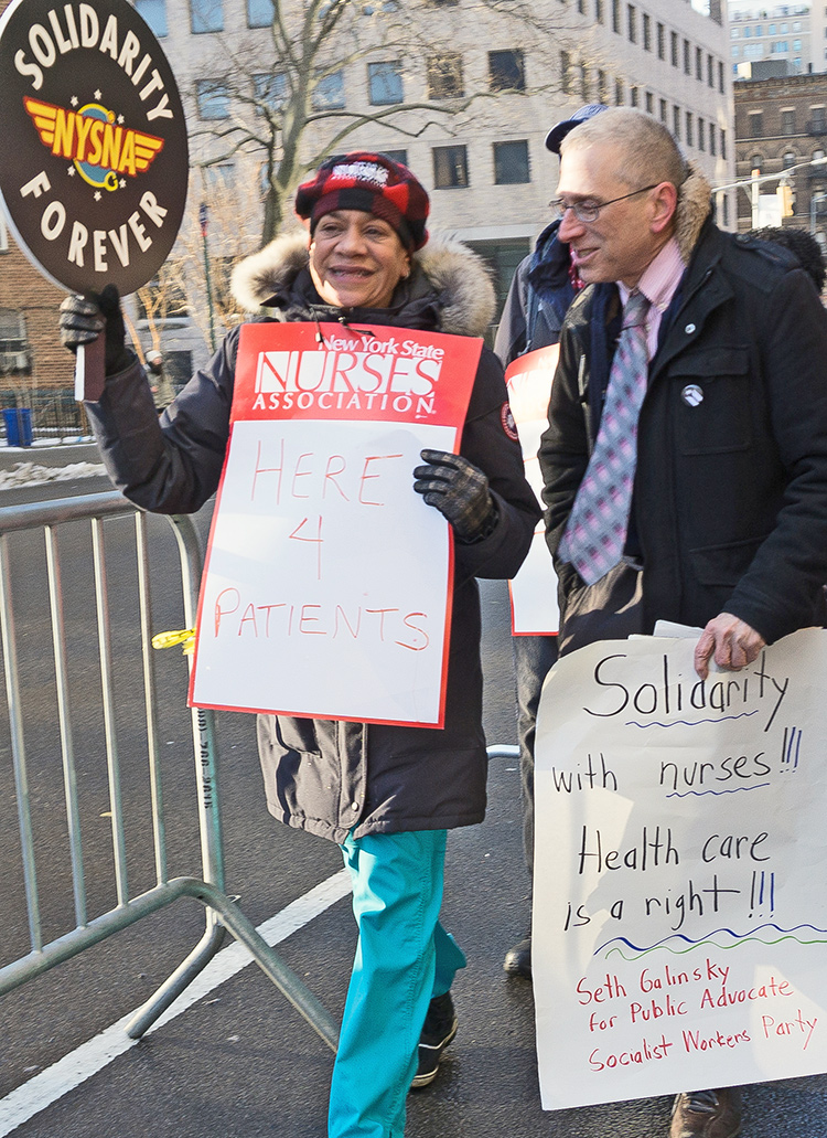 Seth Galinsky, candidato del PST, en protesta de enfermeras.