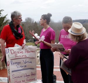 Amy Husk, candidata del Partido Socialista de los Trabajadores para gobernadora de Kentucky, izq., habla con Ruby Lestrange durante protesta el 7 de febrero en Frankfort en defensa del derecho de la mujer al aborto.