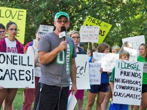 Rally in O’Neill, Nebraska, Aug. 8, 2018, protesting arrest and deportation of workers without papers at nearby factories and farms. The source of anti-immigrant prejudice is not the working class, Róger Calero notes, but the bosses, who benefit from discrimination.
