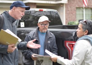 Benito and Minnie Hernandez told Dennis Richter, left, SWP candidate for L.A. City Council, in West Dallas Jan. 25 their pay was too low to afford to retire. Richter was in Texas to campaign for Alyson Kennedy, SWP candidate for Dallas, and to help get her on the ballot.