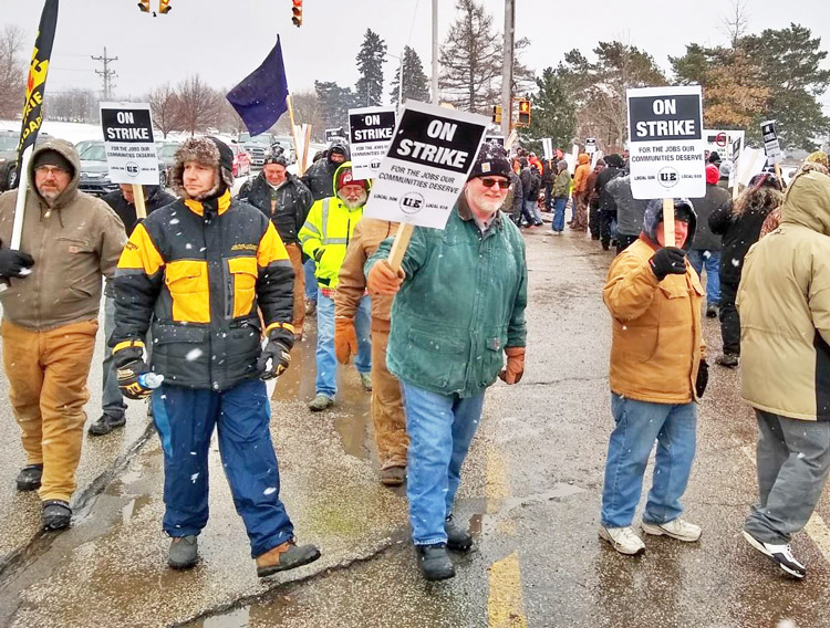 Piquetes en Erie, febrero 26. Con amplio apoyo 1 700 sindicalistas de la unión de electricistas salieron en huelga contra demandas impuestas por Wabtec. Acuerdo la suspendió por 90 días.