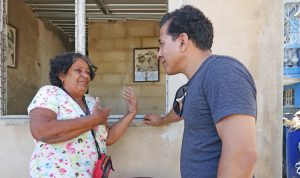 Arriba, Bárbara Borrego habla con Róger Calero en lo que quedó de su casa tras el tornado. Abajo, casi finalizada nueva casa reconstruida por brigadas de obreros de construcción.