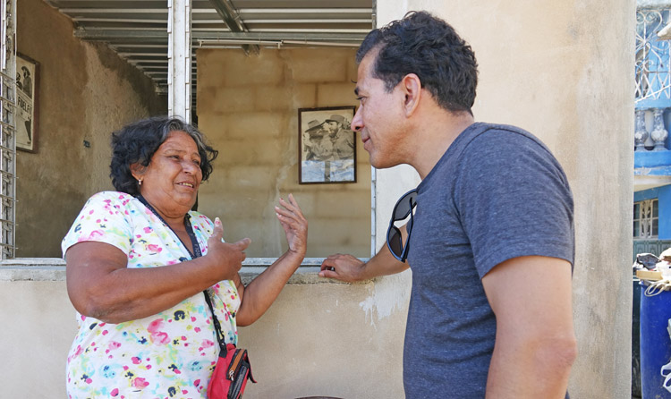 Arriba, Bárbara Borrego habla con Róger Calero en lo que quedó de su casa tras el tornado. Abajo, casi finalizada nueva casa reconstruida por brigadas de obreros de construcción. 