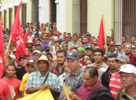 Campesinos de Barinas, Venezuela, marchan en Caracas, agosto 2018, para exigir que el gobierno detenga expulsión por jueces y terratenientes de pequeños agricultores de tierras obtenidas durante presidencia de Chávez. La crisis producida por el capitalismo y las políticas del gobierno de Chávez y Maduro continúan azotando a pequeños agricultores y trabajadores.