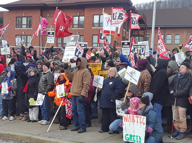 Protesta frente a sede de Wabtec, marzo 6, en Wilmerding, Pennsylvania, en solidaridad con sindicato de electricistas UE en huelga en Erie. Patronal impuso escala salarial de dos niveles.