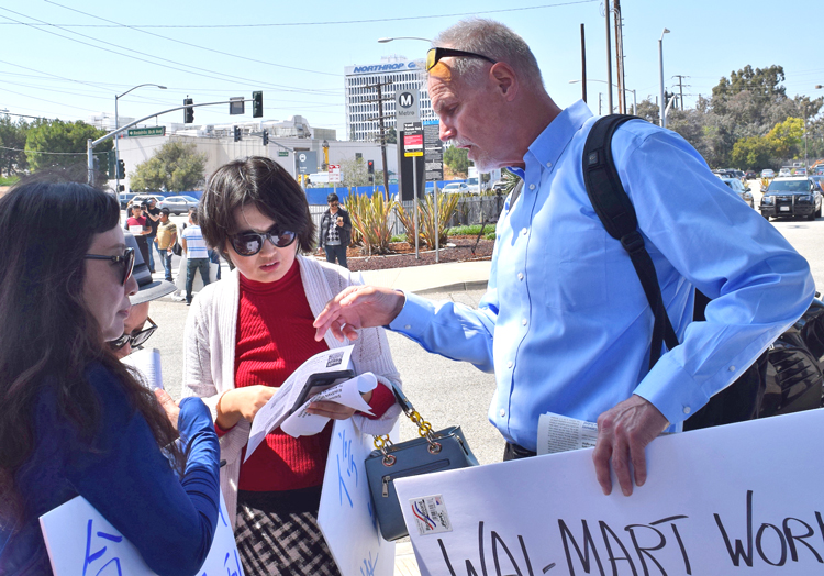 Dennis Richter, Socialist Workers Party candidate for Los Angeles City Council, joins with Uber drivers in Redondo Beach, Calif., protest March 25 against bosses slashing their pay.