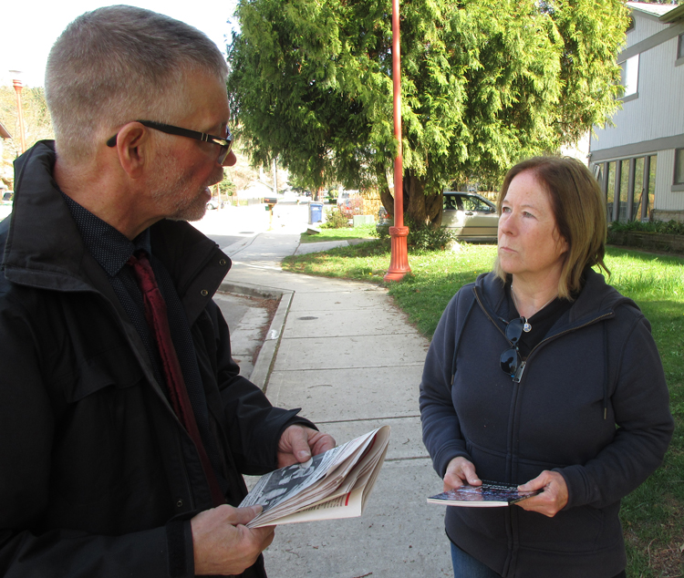 “I can’t understand why they would allow a plane to fly when it’s not proven safe,” former Boeing worker Karen Berney told Henry Dennison, SWP candidate for Seattle City Council, outside her home in Issaquah, Washington, April 4. Bosses’ drive for profits was behind recent Boeing crashes, Dennison said.