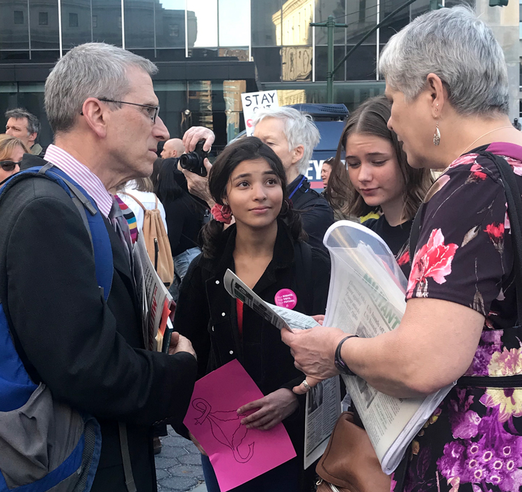 Seth Galinsky, SWP candidate for New York City public advocate, and campaign supporter Nancy Boyasko talk to two young women at protest near Wall Street May 21 about the party’s support for the fight for a woman’s right to abortion, part of advancing working-class struggles.