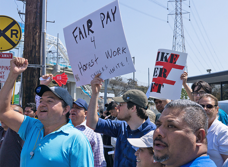 Uber drivers in Redondo Beach, California, March 25, during daylong strike against bosses’ 25% per mile pay cut. Union of Uber, Lyft, taxicab and other drivers needed for united struggle.