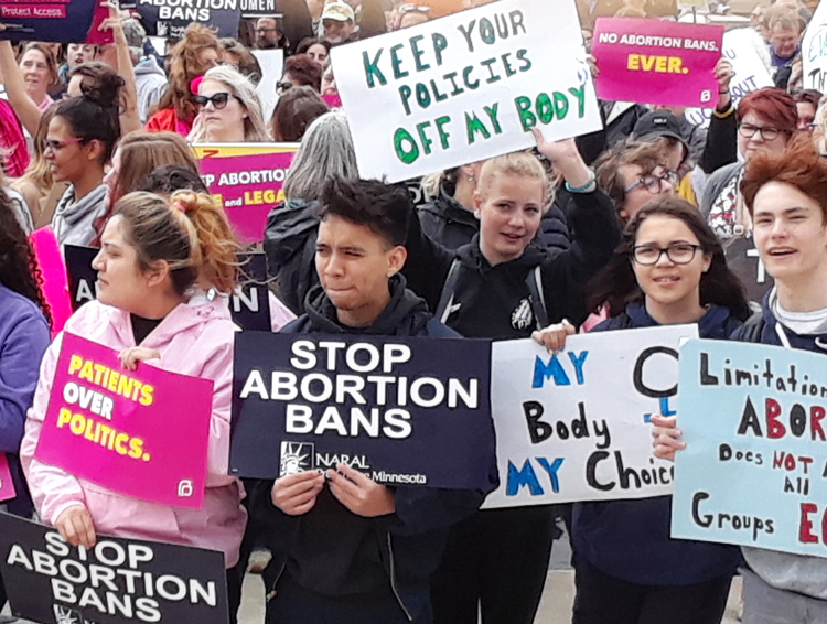 Protesta en St. Paul, Minnesota, una de cientos el 21 de mayo en defensa del derecho al aborto.