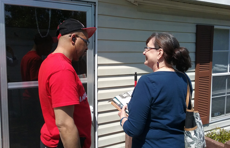 Donkinna Hightower, a skycap at Atlanta airport, speaks with SWP member Janice Lynn as she went door to door with Militant and revolutionary books in Jonesboro, Georgia.