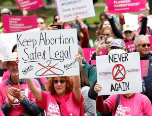 Protestan por el derecho de la mujer a elegir el aborto, Sacramento, California, el 21 de mayo.