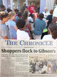 Periódico local informa sobre personas del área que vinieron a mostrar apoyo a Gibson’s, después que funcionarios del Oberlin College pasaron volantes difamando a la tienda. Arriba, Allyn Gibson Sr. relata historias a niños frente a la pequeña tienda de abarrotes.