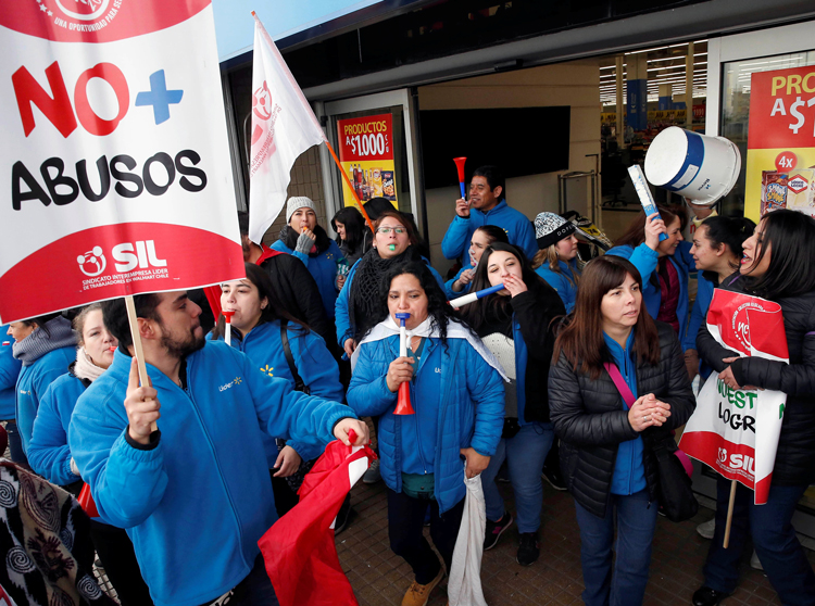 Walmart workers picket in Santiago, Chile, July 10, part of strike by 17,000 members of SIL union for better wages, and against job cuts and speedup. Sign reads, “No more abuses.”