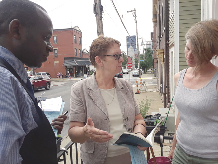 Alyson Kennedy, SWP 2016 candidate for president, center, and Malcolm Jarrett, SWP candidate for Pittsburgh City Council, talk with Christy Cozby, a health care worker in Pittsburgh.