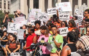 Cientos protestan decisión de no encausar a policía que mató a Eric Garner