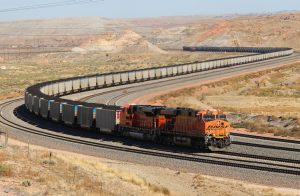 Tren de carbón cerca del Powder River Basin en Wyoming. Patrones de BNSF están operando peligrosos trenes con enormes números de vagones de Wyoming a Wisconsin. El programa del PST exige trenes con menos de 50 vagones y cuatro trabajadores en la tripulación.