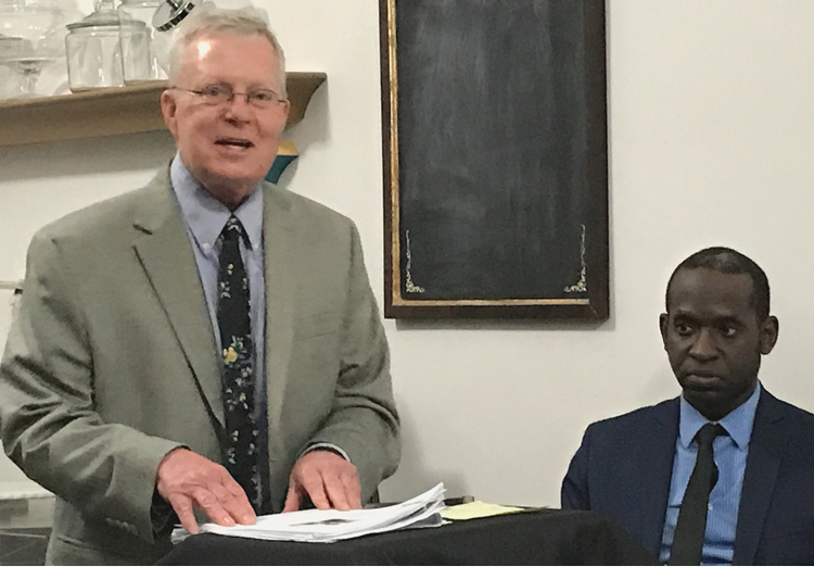 John Studer, Socialist Workers Party national campaign director, speaks at Pittsburgh campaign forum Aug. 10 with Malcolm Jarrett, the party’s candidate for Pittsburgh City Council.