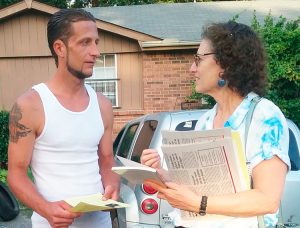 “Many people here are barely surviving,” floor-layer Michael Smith told Rachele Fruit, SWP candidate for Atlanta School Board, in Hermitage, Tennessee, Aug. 9. “Workers need to organize ourselves into unions and fight to change our conditions,” Fruit replied.