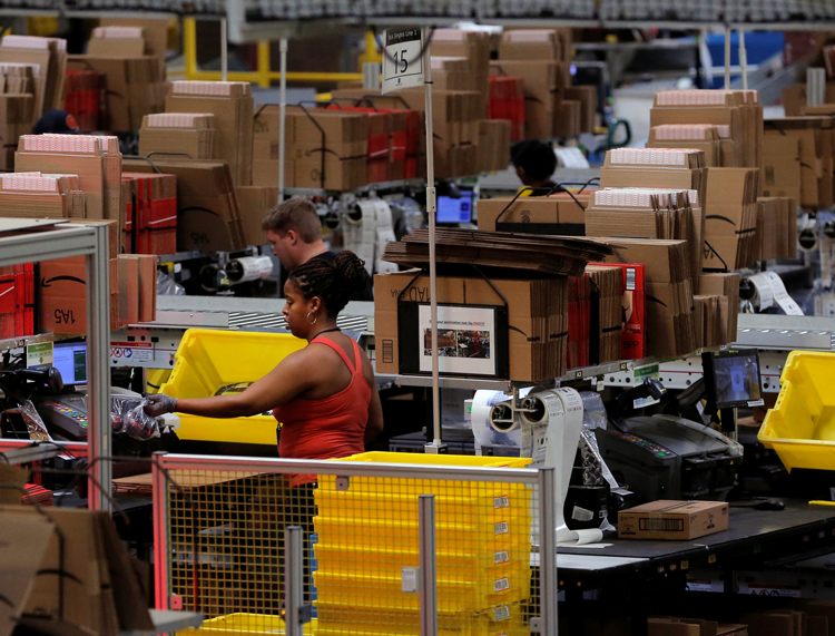 Workers at Amazon fulfillment center in Robbinsville, New Jersey, November 2017. Competition between retail giants drives bosses’ assaults on workers who face job cuts and low wages.