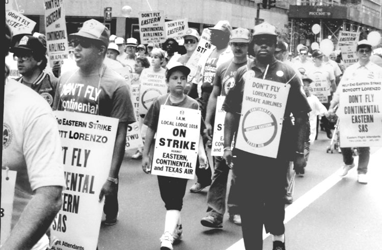 Huelguistas de aerolínea Eastern marchan en Nueva York, sept. de 1989. En su afán para sacar al presidente Trump, el Times está reescribiendo la historia para poner el ‘racismo’ al centro de la política, ocultando así los intereses comunes de trabajadores de todas las nacionalidades.