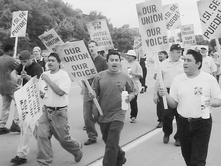 Protesta de empacadores de carne en Dakota Premium en St. Paul, Minnesota, en junio de 2000, durante lucha que ganó un sindicato y derecho a supervisar la velocidad de la línea.