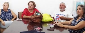 Parte de los 20 luchadores contra el coloniaje estadounidense en Puerto Rico que intercambiaron opiniones con delegación del Partido Socialista de los Trabajadores que visitó Mariana, una comunidad de Humacao el 17 de agosto, invitados por grupo comunitario Arecma. Desde la izq., Rosalina Abreu, presidente de Arecma; maestra jubilada Mildred Laboy; agricultor Julio Antonio Rivera y otra participante.