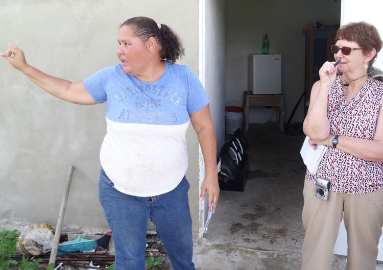 Yasmin Morales, de una familia de pescadores, describe condiciones en el barrio El Negro en Yabucoa a Alyson Kennedy, de la delegación del Partido Socialista de los Trabajadores a Puerto Rico. Todos los partidos capitalistas son como “tiburones que comen a peces pequeños”, dijo.