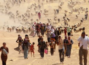 Yazidíes huyen de ataque genocida de Estado Islámico en Sinjar, provincia del norte de Iraq, agosto de 2014. Cientos murieron, unos 400 mil lograron escapar a la aledaña región autónoma del Kurdistán. Desde la derrota de ISIS la gran mayoría de los yazidíes que huyeron aún están dispersos, muchos en campamentos en condiciones deplorables. Ni el gobierno iraquí ni el de Kurdistán tratan de resolver la crisis.