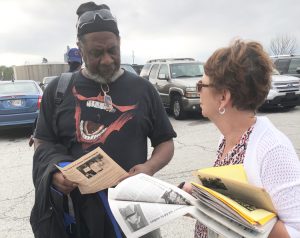 Miembro del UAW Melvin Jennings habla con Alyson Kennedy, candidata presidencial del PST en 2016, frente a planta de la Ford en Chicago. Sobre la lucha de los mineros de Blackjewel por salarios robados por los patrones en Kentucky, Jennings dijo, “Es justo lo que están haciendo”.