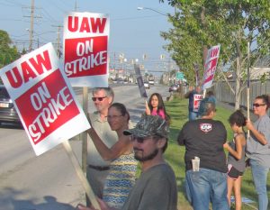 SWP suit against FBI proved government spying and disruption is unconstitutional. Above, GM and Aramark strikers picket GM Parma plant near Cleveland Sept. 16. Recent FBI “corruption” raids on UAW union officials are aimed at weakening strike and the union.