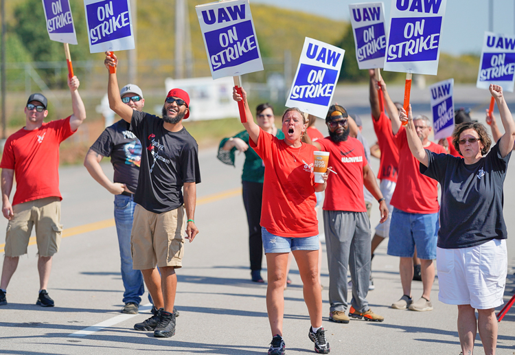 Striking autoworkers picket GM assembly plant in Bowling Green, Kentucky, Sept. 16. Unionists are fighting to end two-tier wages system and for temporaries to become regular workers.