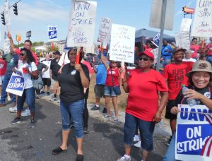 Caravana de solidaridad de Louisville se une a huelguistas en planta de GM Corvette en Bowling Green, Kentucky, el 23 de septiembre. “Tenemos que defender a todos o no podemos defendernos a nosotros mismos”, dijo Renata McKenney, trabajadora jubilada de Ford.