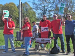 Miembros del sindicato UAW en planta de Mack Truck en Macungie, Pensilvania, exigen salarios y beneficios iguales para obreros temporarios y permanentes, 14 de octubre.