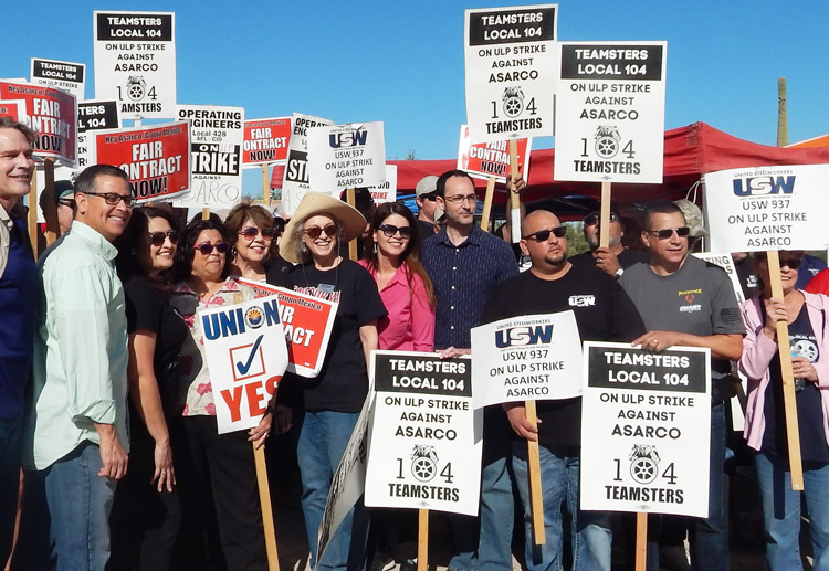 Protesta de mineros del cobre en mina Mission de la Asarco, en Sahuarita, Arizona, 19 de octubre. Patrones exigen que mineros renuncien al sindicato y regresen a trabajar.