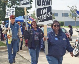 Autoworkers picket line at Bolingbrook, Illinois, GM plant was reinforced by Steelworkers Oct. 5. As bosses force longer strike, UAW strikers need solidarity to stand up to auto barons.