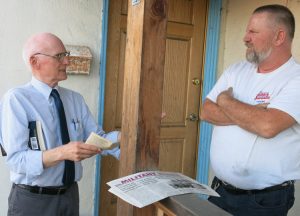 Joel Britton, Socialist Workers Party candidate for San Francisco mayor, left, talks with Mark Baldwin in San Leandro, California, Sept. 20. He decided to get a subscription to the Militant.