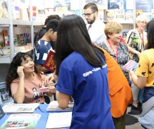 Interested youth discuss, buy literature in Pathfinder booth at Manila book fair Sept. 14, following meeting presenting Are They Rich Because They’re Smart? Class, Privilege, and Learning Under Capitalism, and Women in Cuba: The Making of a Revolution Within the Revolution.