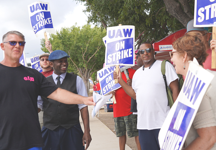 UAW picket line at GM plant in Arlington, Texas, Sept. 28. From left, striker Scott Rigney; Malcolm Jarrett, SWP candidate for Pittsburgh City Council; striker Chris Roberts; and Alyson Kennedy, SWP 2016 presidential candidate. Working-class solidarity boosts struggle.