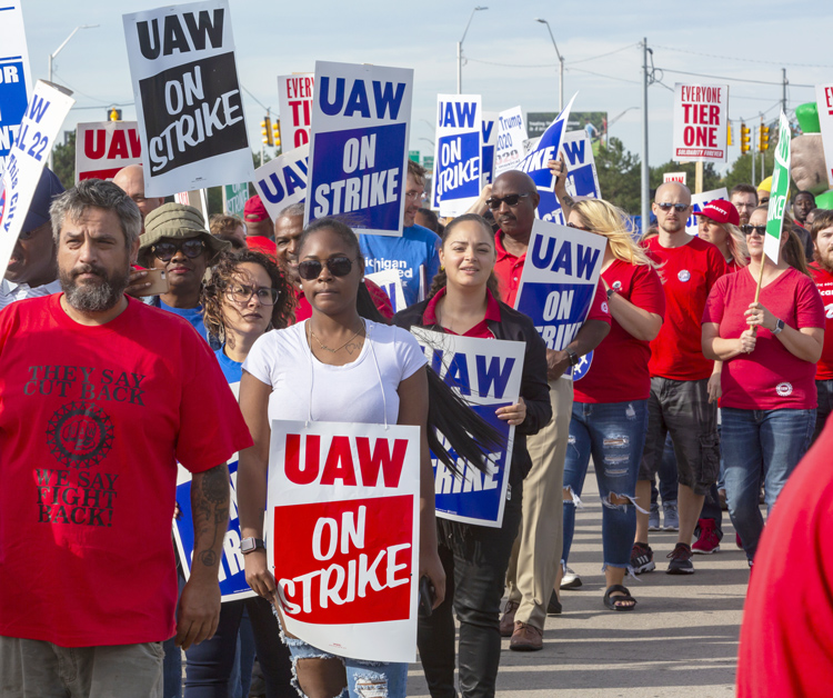 Autoworkers picket Detroit GM Hamtramck Assembly Plant, Sept. 25. Key issues are permanent status for temporary workers, end to divisive two-tier pay scale, reopen shuttered plants.