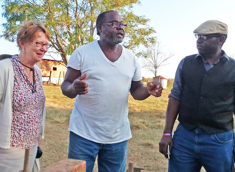 Farmer Willie Head, center, meets with Alyson Kennedy, SWP 2016 candidate for president and Malcolm Jarrett, SWP candidate for Pittsburgh City Council, Oct. 2 in Pavo, Georgia.