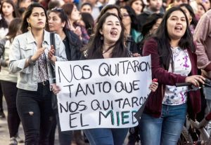 Jóvenes y uniones protestan ataques del gobierno en Chile