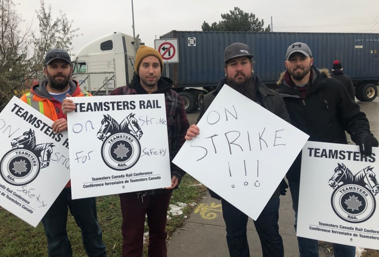 Des cheminots du CN à Brampton, en Ontario, le 19 novembre, en grève pour la sécurité.