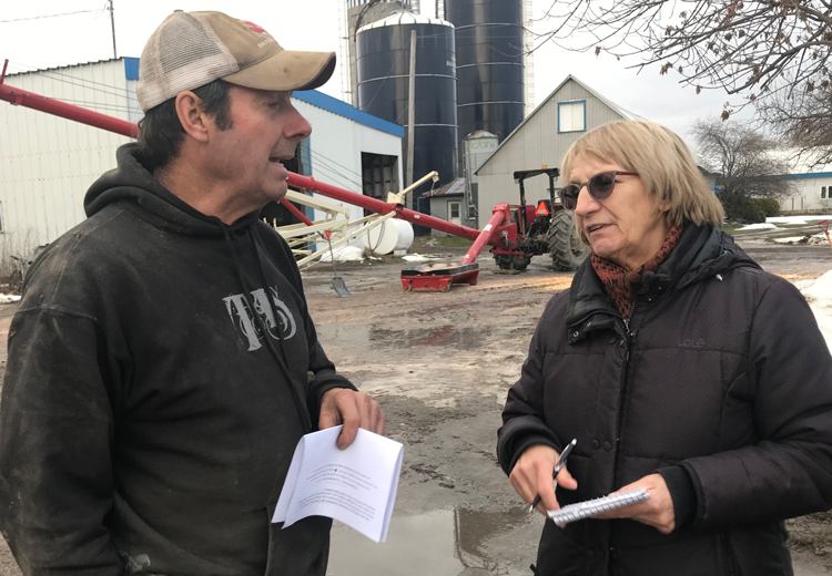 Sylvie Charbin, correspondante pour le Militant, discute de la grève des travailleurs du CN avec Pierre Robidoux sur sa ferme près de Montréal, le 24 novembre. Après avoir dit qu’il appréciait la discussion sur le besoin d’une alliance des agriculteurs et des travailleurs, ce dernier a souligné que les grands médias « ne s’intéressent pas à ce que nous pensons. »